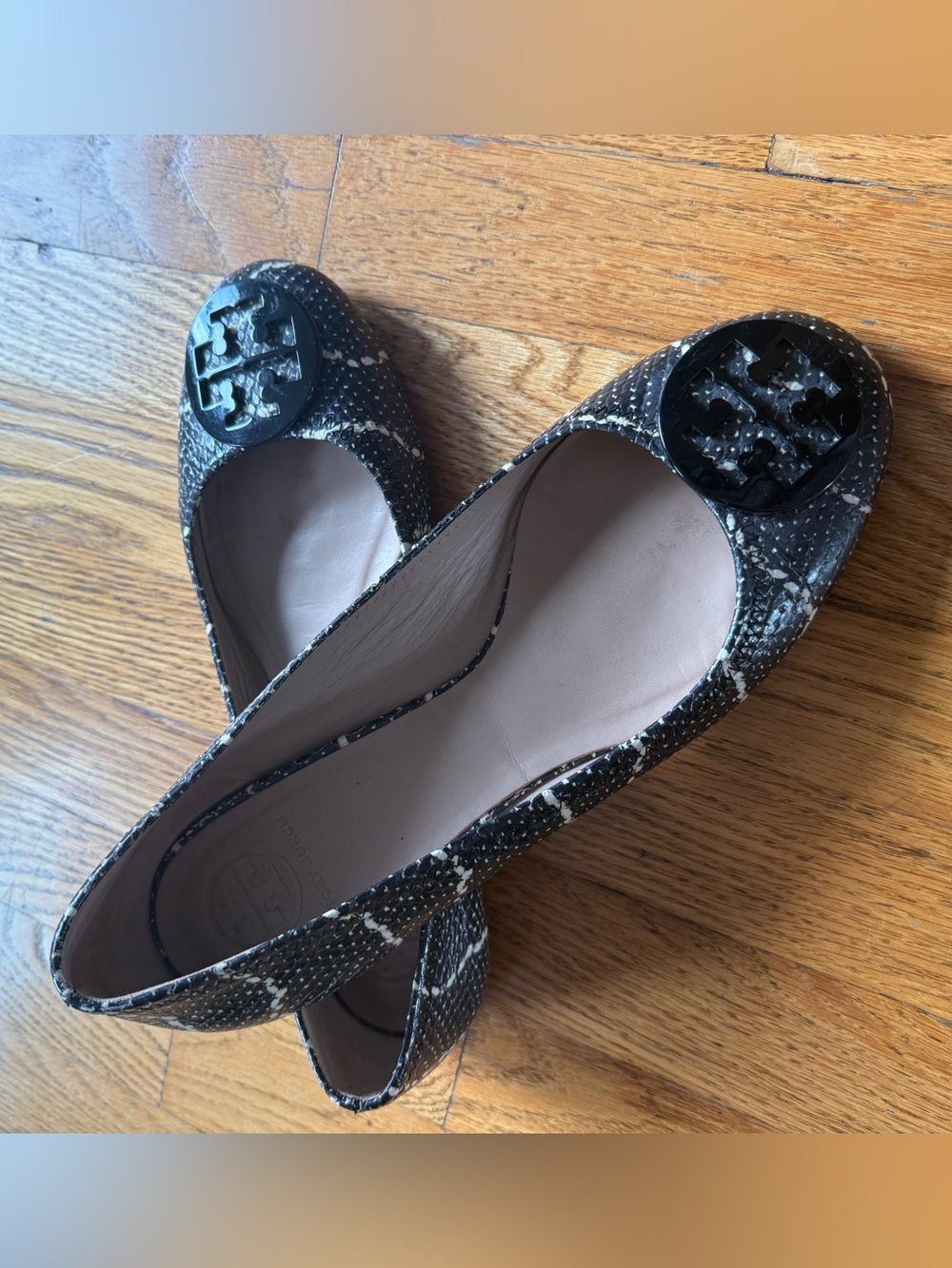 Classic Tory Burch Reva Mojave Print Leather Logo Ballet Flat Black/Ivory Sz 10 - Picture 2 of 5